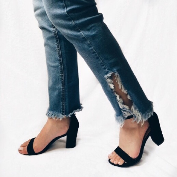 🔻SALE •LAST ONE (S)• Alexa Frayed Hem Jeans - Picture 2 of 7